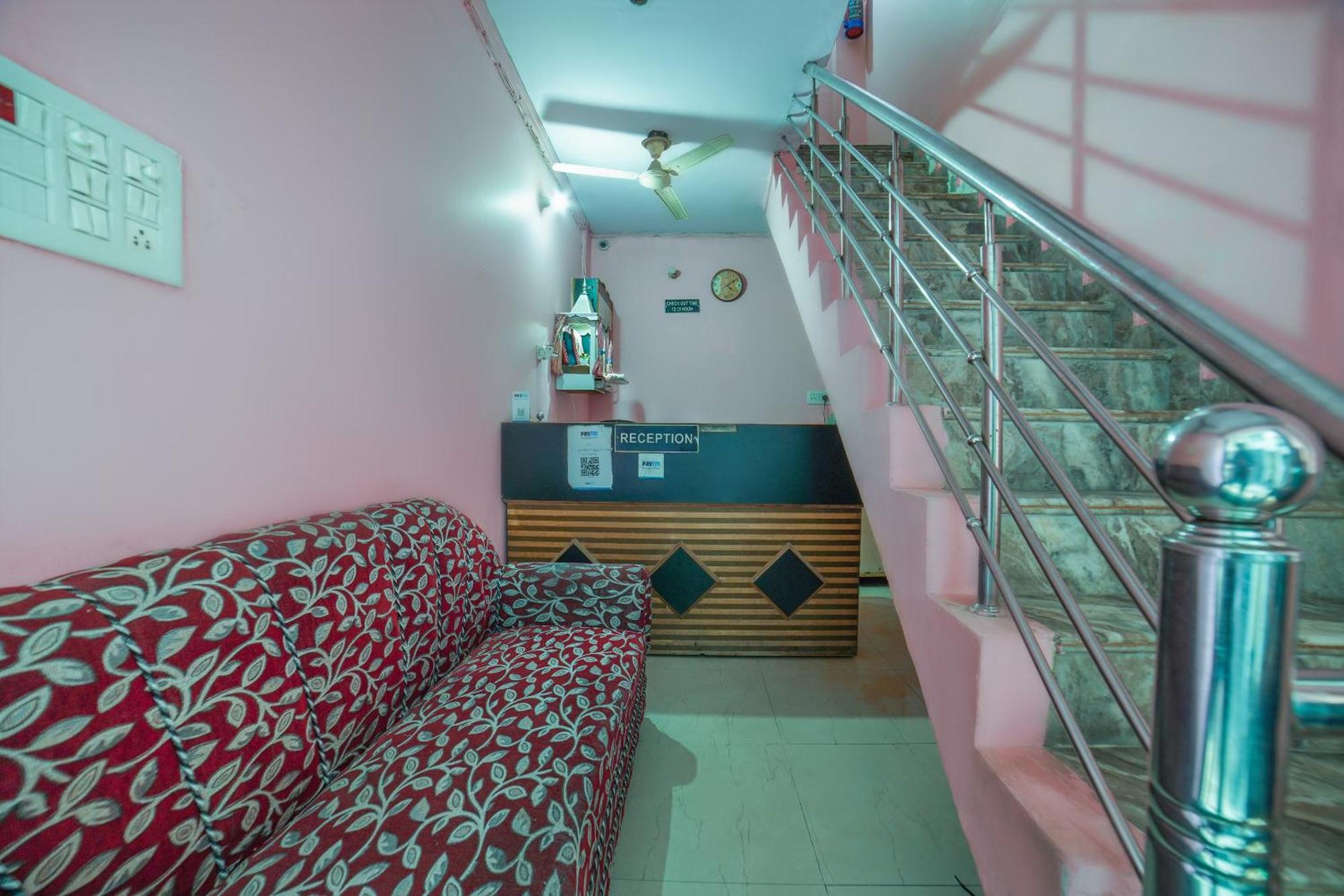Spot On Komfort Guest House Rudrapur Esterno foto
