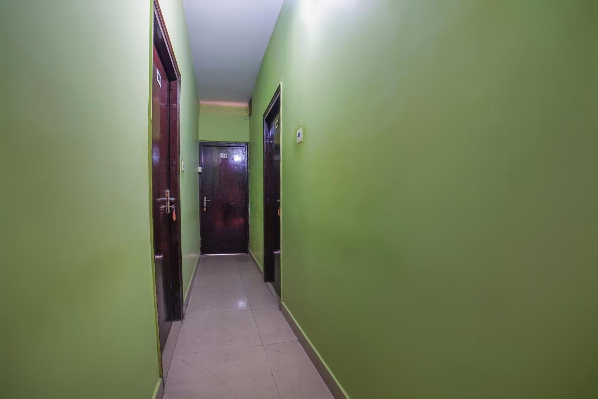 Spot On Komfort Guest House Rudrapur Esterno foto