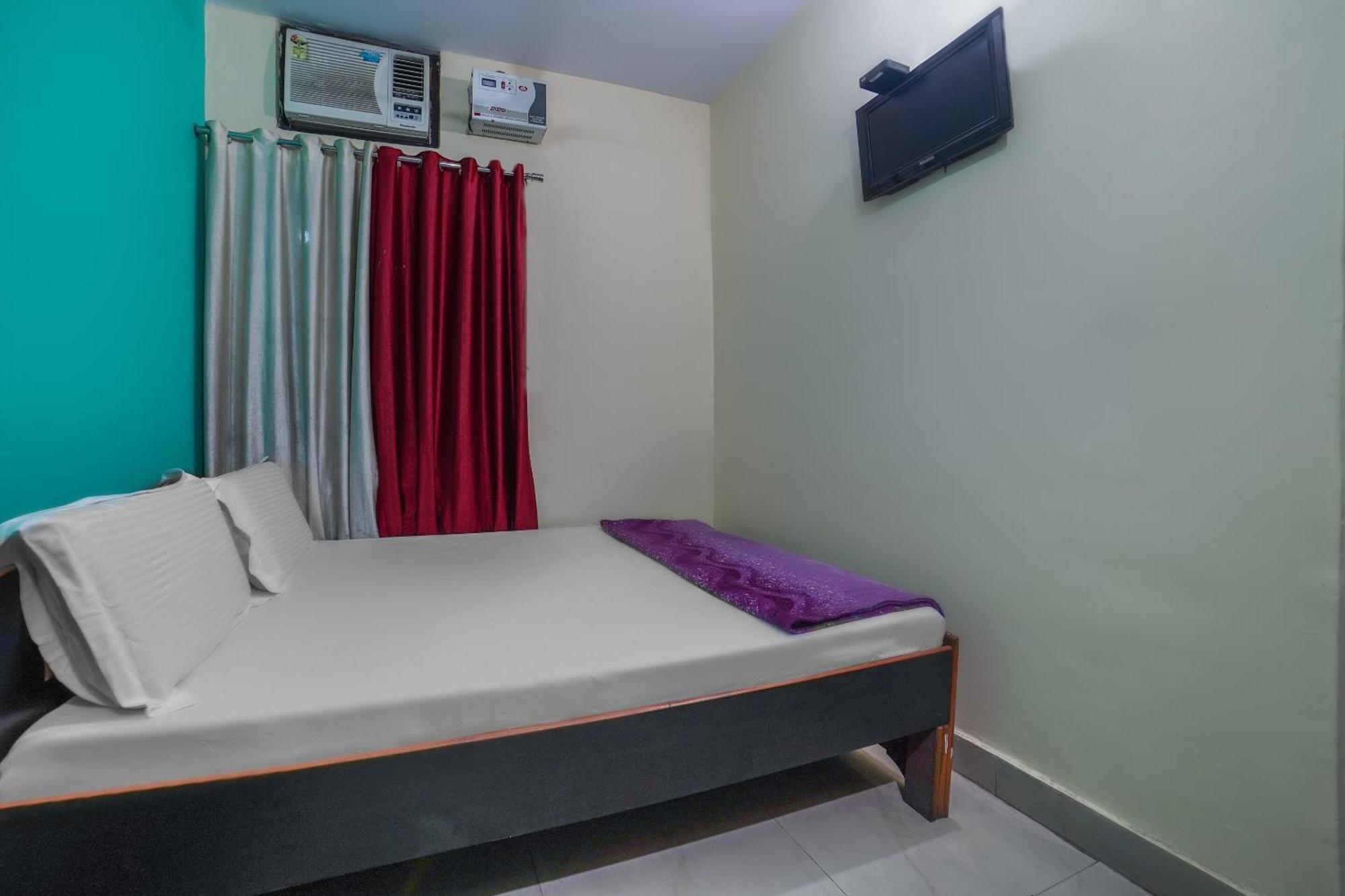 Spot On Komfort Guest House Rudrapur Esterno foto