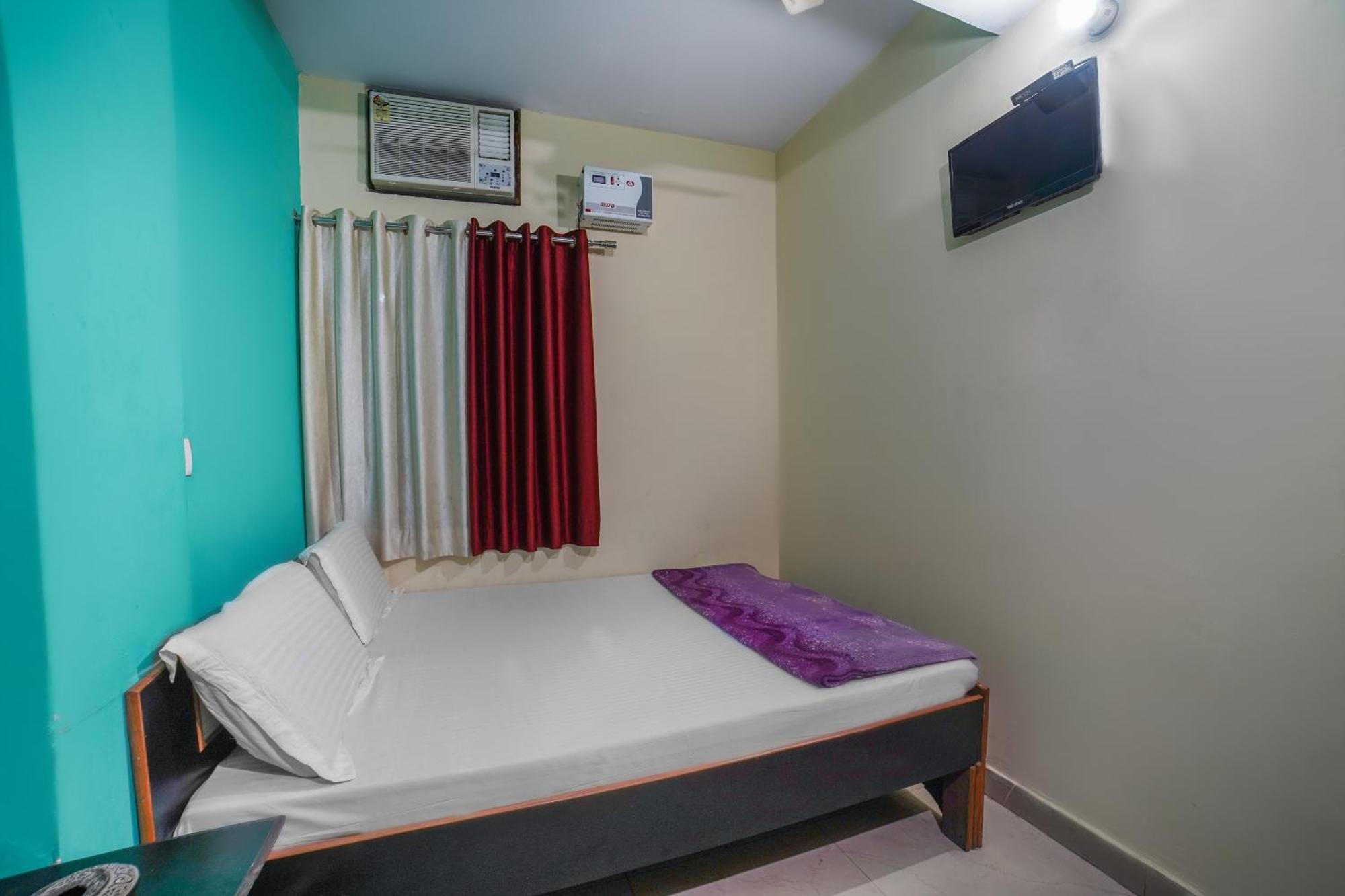 Spot On Komfort Guest House Rudrapur Esterno foto