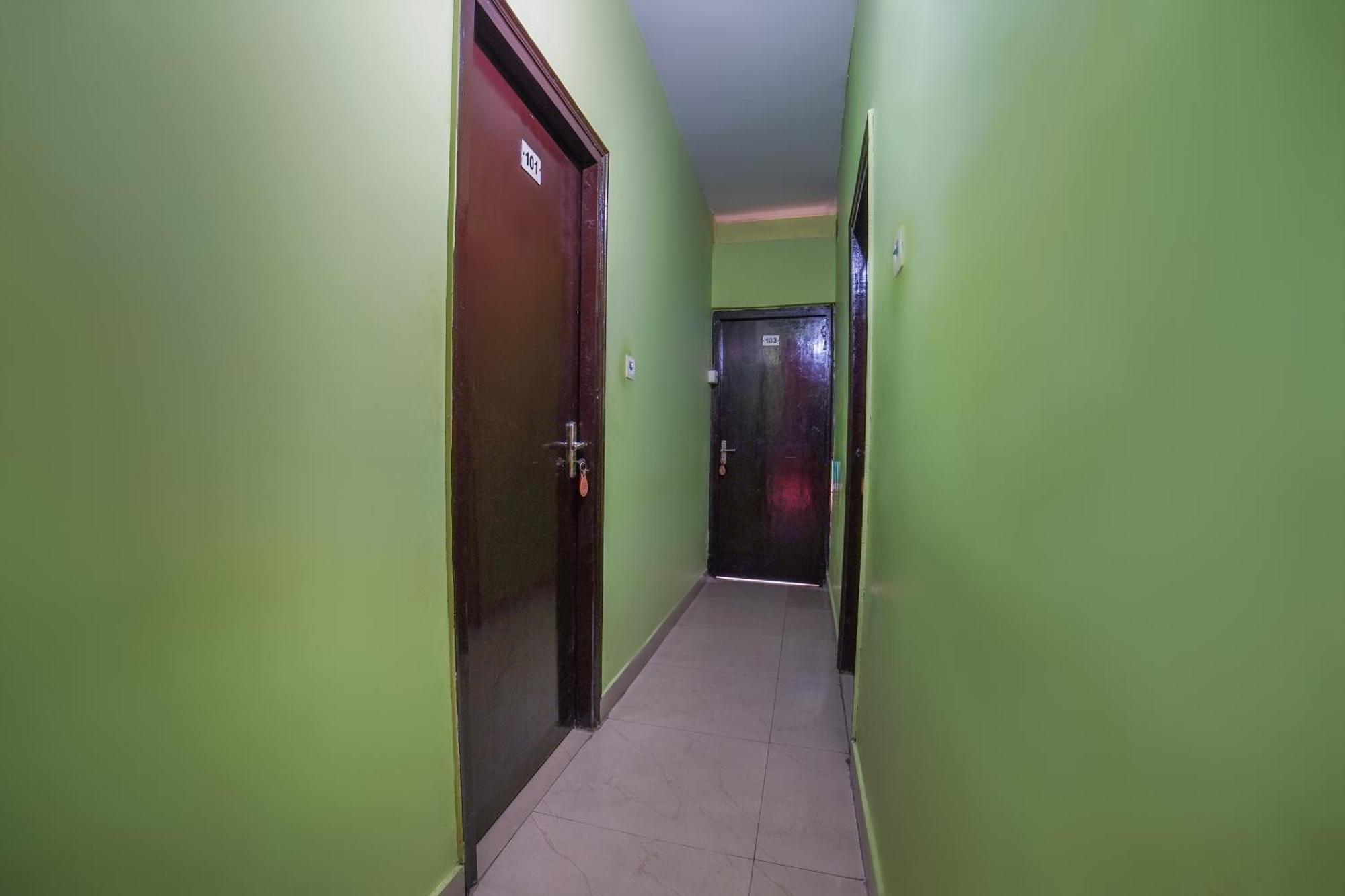 Spot On Komfort Guest House Rudrapur Esterno foto