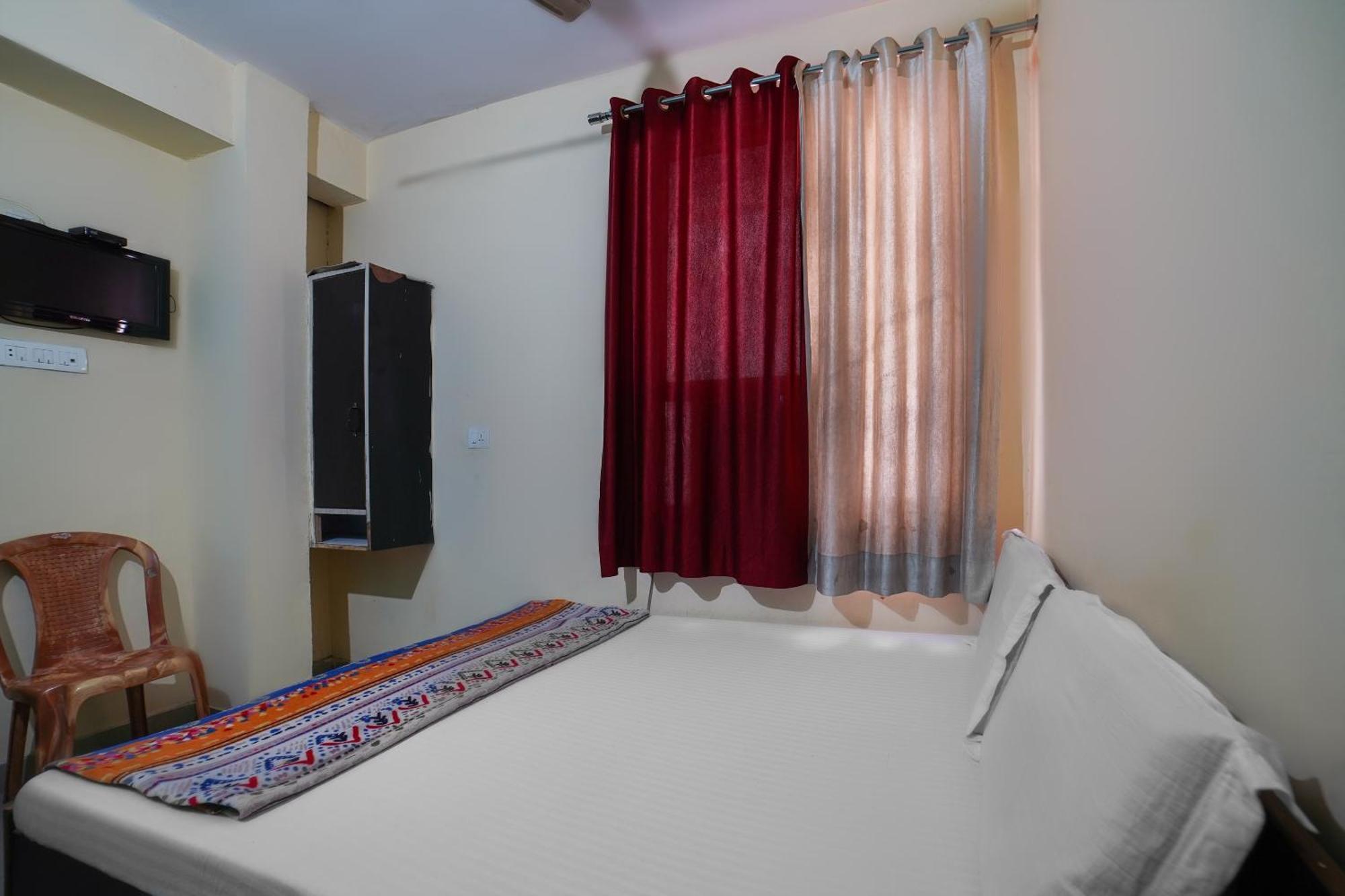Spot On Komfort Guest House Rudrapur Esterno foto