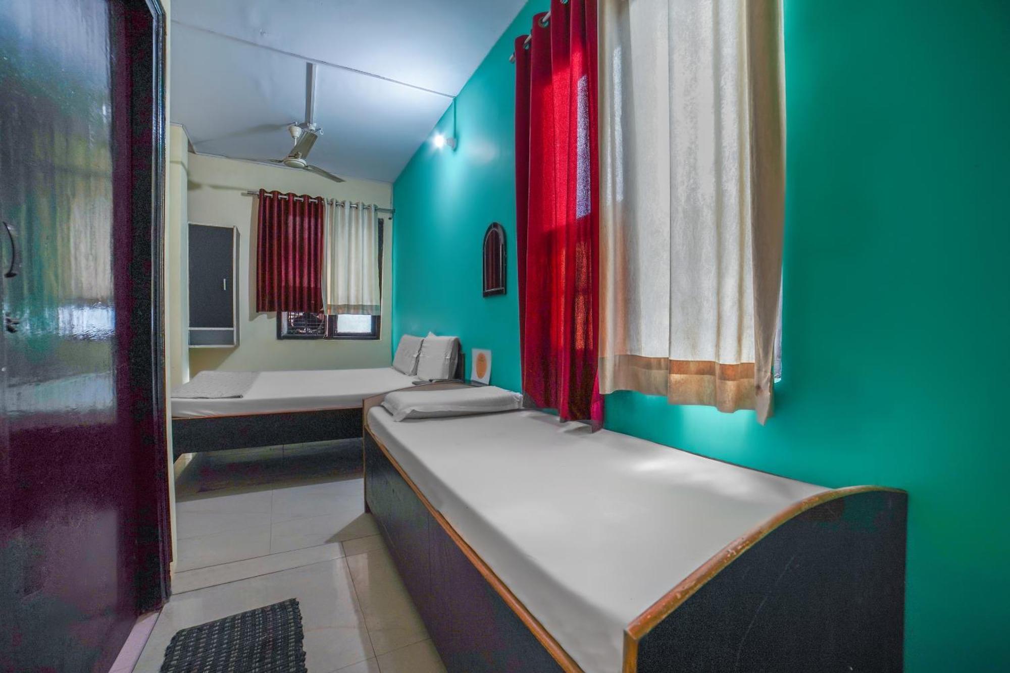 Spot On Komfort Guest House Rudrapur Esterno foto